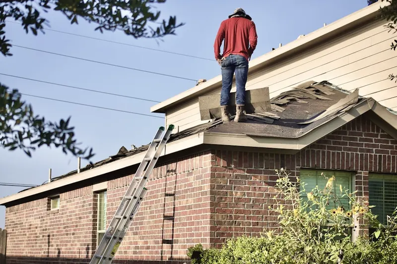 Professional roofer working on a residential roof in Mira Lagos